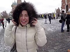 Opgehaald in Moskou Russian Hottie Ally Jones vindt het niet erg Doggy