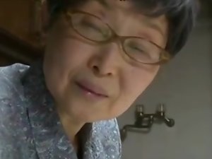Большие сиськи Японская школьница трахается пожилой человек