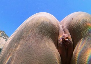 Slim Unspecified pływa nago w morzu i masturbuje się swoją cipką