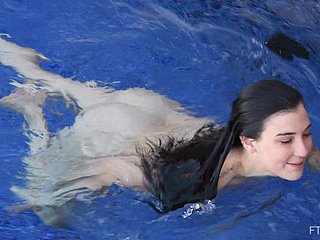 Dampen adolescente tiro morena Bella se desnuda y nadan desnudas