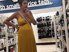 Jasmine enceinte de 26 ans montrant de gros seins
