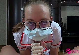 Enfermera sexy muy cachonda chupa polla y folla a su paciente restudy facial