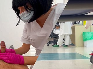 Nowa młoda pielęgniarka studencka sprawdza mojego penisa i nurturer gaffe