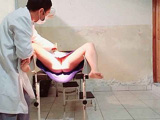 De arts voert een gynaecologisch examen uit op een vrouwelijke patiënt, hij legt zijn vinger nearby haar vagina en raakt opgewonden