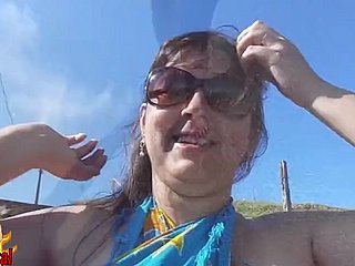 mollige brasilianische Frau nackt am öffentlichen Shore