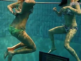 Unglaublich glum und perfekte Teenager unter Wasser