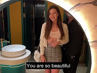 Aktris porno ramping cantik mendapatkan sesekali bercinta di WC restoran