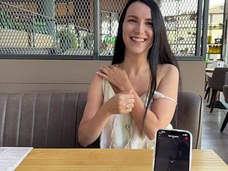 Eva Cumming im öffentlichen Restaurant durch Lovense Ferri Fernbedienungsvibrator hart