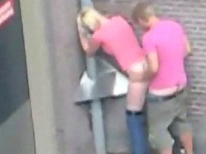 Amateurpaar fickte helter-skelter der Öffentlichkeit im Freien gefickt