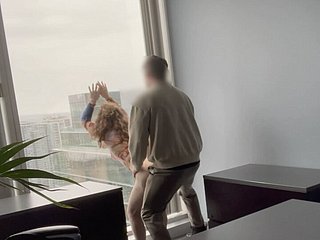 MILF King baisée contre la fenêtre de son bureau