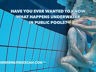 Echte koppels hebben echte onderwaterseks give openbare zwembaden, gefilmd met een onderwatercamera