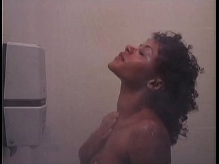 k. Entrenamiento: Chica crestfallen de ébano desnuda en la ducha