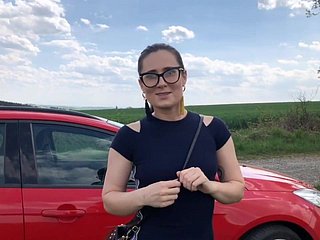 Non-professional Mating Xozilla Pornofilms Meisje stopt haar motor car voor liefde met een sponger Part1