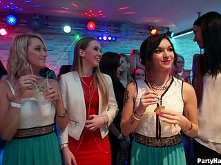 Невероятно прожорливые Оральные приведены некоторые танцующие королевы в клубе